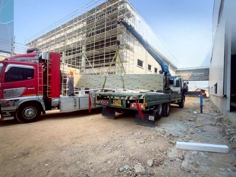 รถบรรทุกติดเครนรับขนย้ายวัสดุก่อสร้าง